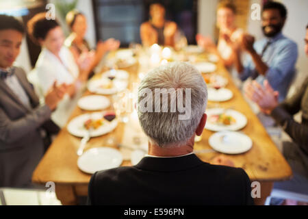 Freunde applaudieren bei Dinner-party Stockfoto