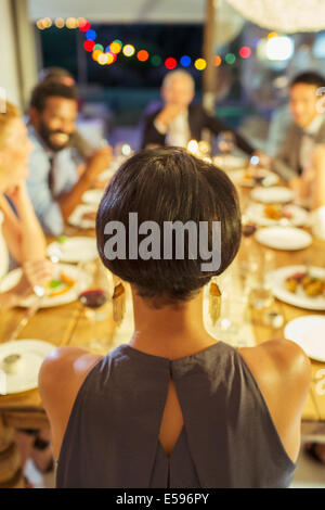 Frau sitzt bei Dinner-party Stockfoto