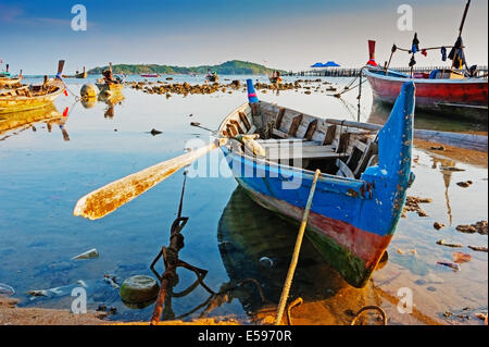 Nationalen Angelboote/Fischerboote am Ufer des Indischen Ozeans Phuket Thailand Stockfoto