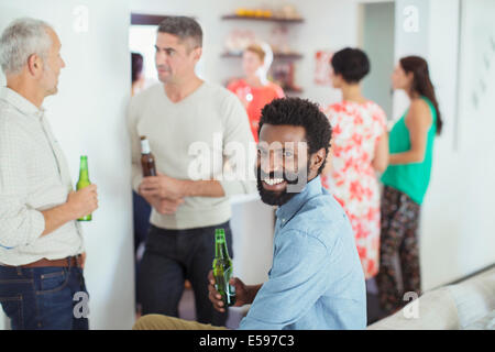 Mann lächelnd auf party Stockfoto