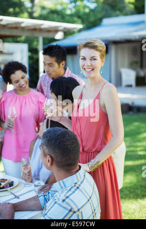 Frau lächelnd auf Party im freien Stockfoto