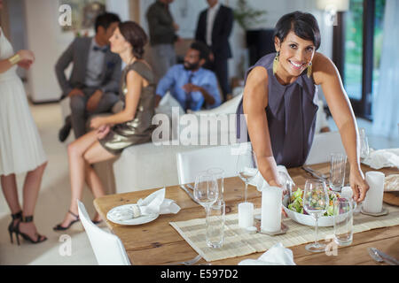 Frau serviert Essen zu Dinner-party Stockfoto