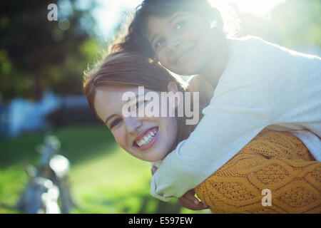 Mutter mit Tochter auf Schultern Stockfoto