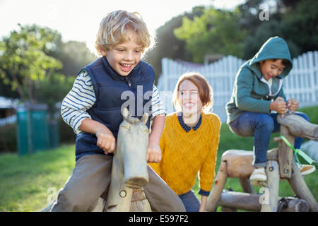 Lehrer und Schüler spielen im freien Stockfoto