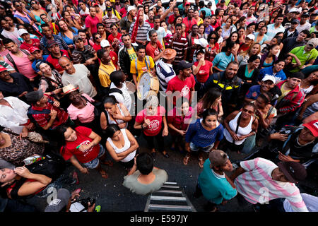 Sao Paulo, Brasilien. 23. Juli 2014. Mitglieder des heimatlosen Arbeiter Bewegung (MTST) machen eine Demonstration vor dem Secretary of Housing im Zentrum von São Paulo, Brasilien. Die Demonstranten gegen die Rücknahme eines von ihnen befindet sich im Stadtteil Morumbi besetzten Gebieten sind und fordern mehr Anreize für den Bau von bezahlbaren Wohnungen. Bildnachweis: Tiago Mazza Chiaravalloti/Pacific Press/Alamy Live-Nachrichten Stockfoto