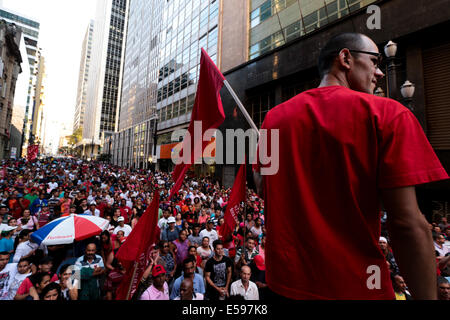 Sao Paulo, Brasilien. 23. Juli 2014. Mitglieder des heimatlosen Arbeiter Bewegung (MTST) machen eine Demonstration vor dem Secretary of Housing im Zentrum von São Paulo, Brasilien. Die Demonstranten gegen die Rücknahme eines von ihnen befindet sich im Stadtteil Morumbi besetzten Gebieten sind und fordern mehr Anreize für den Bau von bezahlbaren Wohnungen. Bildnachweis: Tiago Mazza Chiaravalloti/Pacific Press/Alamy Live-Nachrichten Stockfoto