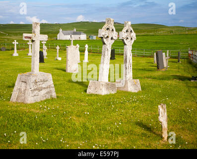 Grabsteine in Beerdigung Boden auf Insel Vatersay, Barra, äußeren Hebriden, Schottland - zwei Grabsteine, die Neigung zu einander Stockfoto