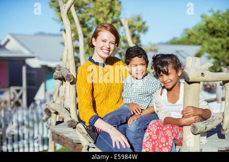 Schüler und Lehrer sitzen im freien Stockfoto