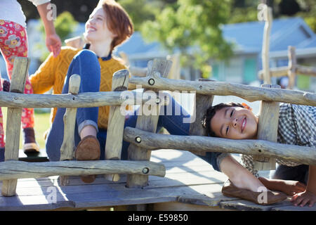 Lehrer und Schüler spielen auf spielen Struktur Stockfoto