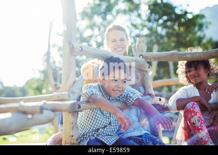 Lehrer und Schüler spielen auf spielen Struktur Stockfoto