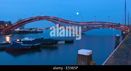 Amsterdam, Niederlande - 18. Oktober 2013: einer der beiden Brücken in der Python-Brücke-Komplex. Beispiel für moderne Architektur eine Stockfoto