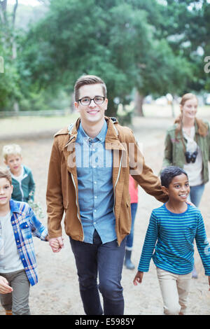 Schüler und Lehrer walking im freien Stockfoto