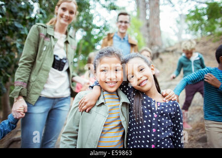 Schüler und Lehrer lächelnd in Wald Stockfoto