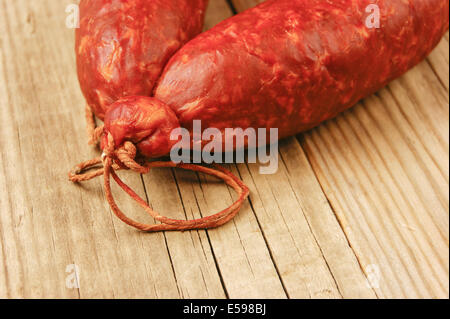 Krakauer Wurst isoliert auf dem Holztisch Stockfoto