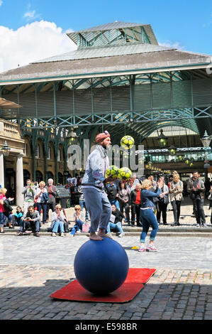 Straßenkünstler unterhalten Menschen in Covent Garden Piazza, London, England, UK Stockfoto