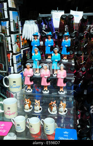 Statuetten von Königin Elizabeth II in einem Schaufenster anzeigen, London, England, UK Stockfoto