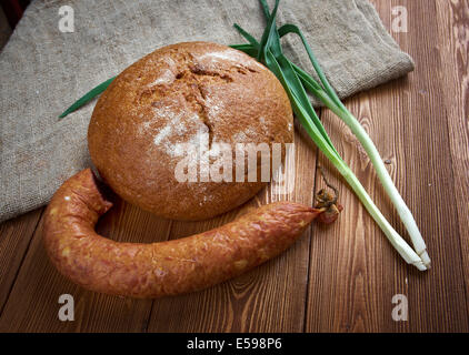 Komposition mit Salami Wurst mit frischem Brot .farm Landhausstil Stockfoto