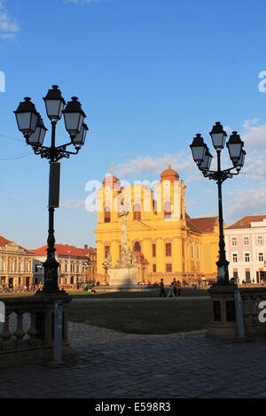 Katholische Kirche zwischen zwei Straßenlaterne in Timisoara, Rumänien Stockfoto