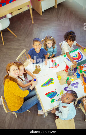 Schüler und Lehrer im Klassenzimmer Malerei Stockfoto