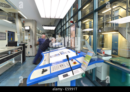 Zentrale Steuerung der Druckmaschine in einer Druckerei Stockfoto