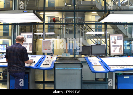 Zentrale Steuerung der Druckmaschine in einer Druckerei Stockfoto