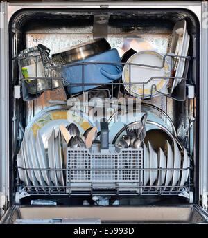 Öffne die Tür des Geschirrspülers voller sauberes Geschirr Stockfoto