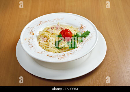 Pasta Carbonara mit Schinken und Käse Stockfoto