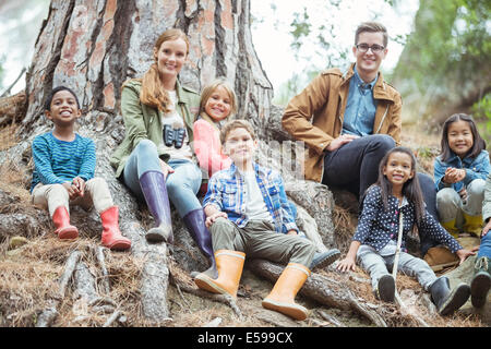 Schüler und Lehrer lächelnd in Wald Stockfoto