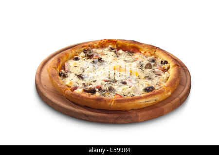 Pizza mit Käse, Salami, Oliven und Pilze auf Tafel isoliert auf weißem Hintergrund Stockfoto