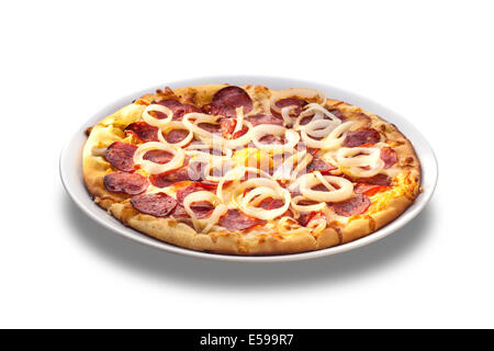 Pizza mit Käse, Salami und Zwiebeln Ringe isoliert auf weißem Hintergrund Stockfoto