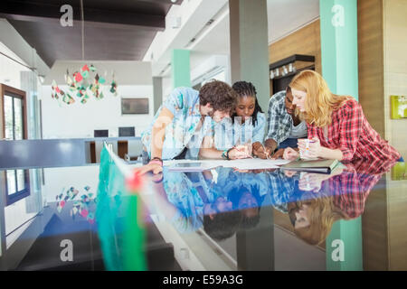 Menschen im Büro zusammenarbeiten Stockfoto