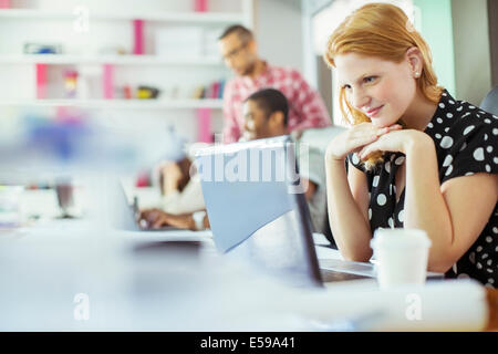 Menschen, die Arbeiten am Konferenztisch im Büro Stockfoto