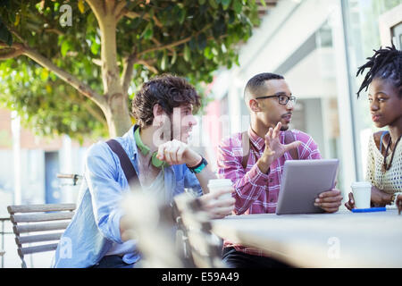 Freunde sprechen im Straßencafé Stockfoto