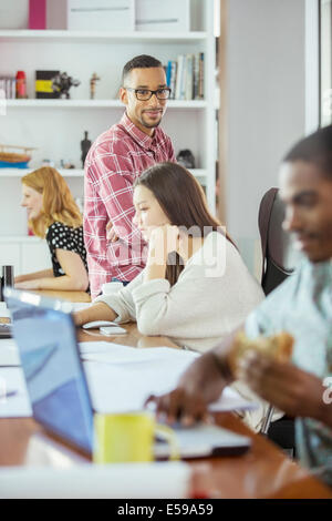 Menschen, die Arbeiten am Konferenztisch im Büro Stockfoto