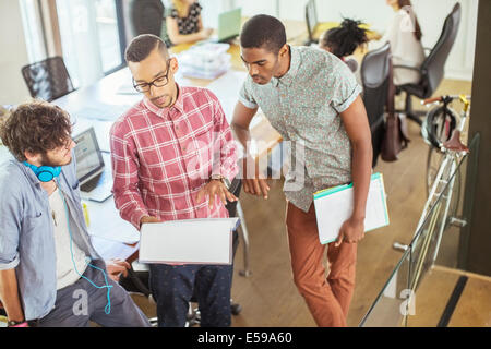 Menschen im Büro zusammenarbeiten Stockfoto