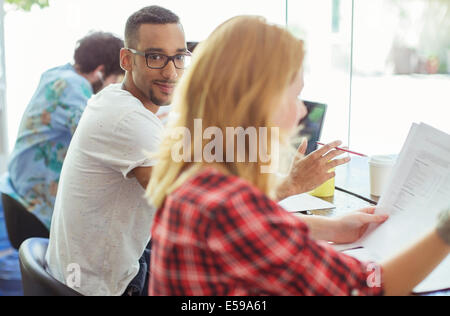 Menschen, die Arbeiten am Konferenztisch Stockfoto