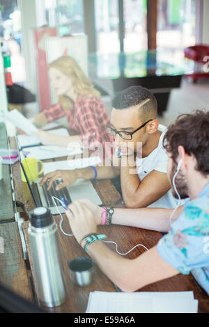 Menschen arbeiten gemeinsam am Konferenztisch im Büro Stockfoto