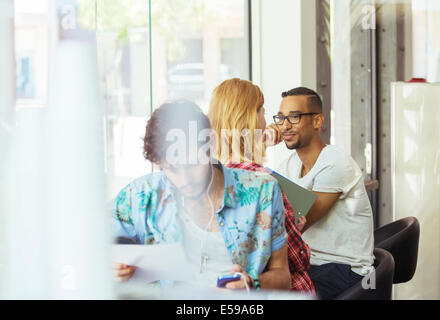 Menschen, die Arbeiten im café Stockfoto