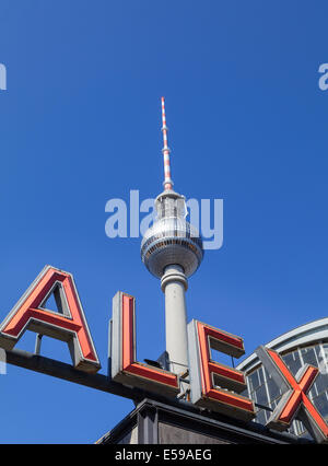 Fernsehturm mit Alex zu unterzeichnen, Berlin, Deutschland Stockfoto