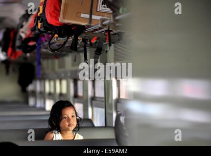 Jakarta, Indonesien. 24. Juli 2014. Ein kleines Mädchen nimmt einen Zug zurück zu ihrer Heimatstadt am Pasar Senen Bahnhof in Jakarta, Indonesien, 24. Juli 2014 gehen. Muslime in Indonesien bewegen von großen Städten in ihre Heimatorte, der muslimische Eid al-Fitr Festival am 28. Juli und 29, die markiert das Ende des Fastenmonats Ramadan zu feiern. Agung Kuncahya © B./Xinhua/Alamy Live-Nachrichten Stockfoto