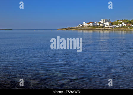 Am frühen Morgen Blick der traditionellen Dorf von Punta Prima, Menorca, Spanien. Klaren wolkenlosen blauen Himmel und blaue Mittelmeer. Stockfoto