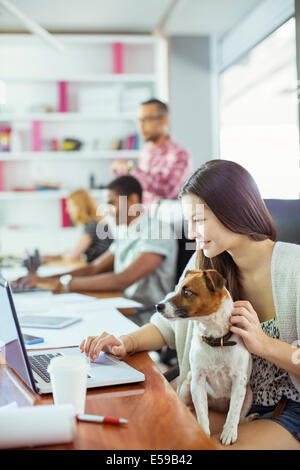 Menschen, die Arbeiten am Konferenztisch im Büro Stockfoto