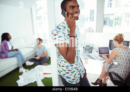 Menschen reden über Handy im Büro Stockfoto