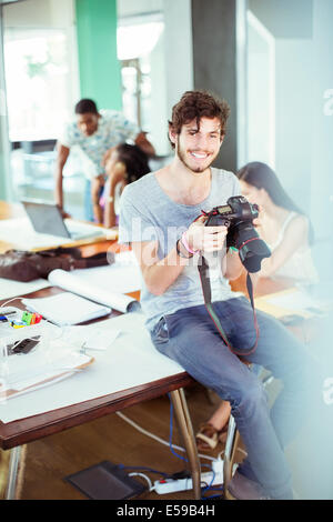 Mann, die Überprüfung der Fotos im Büro Stockfoto