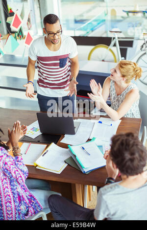 Menschen applaudieren Kollegin im Büro Stockfoto