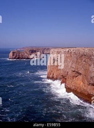 Blick entlang der felsigen Küste, Kap St. Vincent, Algarve, Portugal, Westeuropa. Stockfoto