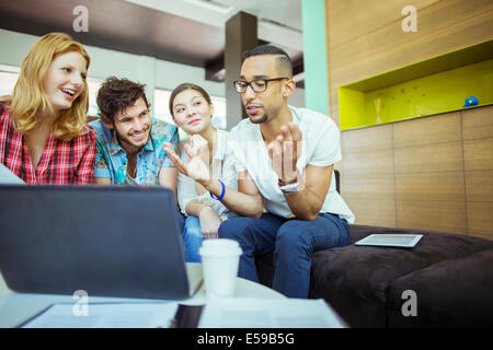 Menschen im Büro zusammenarbeiten Stockfoto