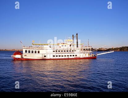 Paddle Wheeler aka. Raddampfer oder Stern-Wheeler "Creole Queen" Mississippi River, New Orleans, Louisiana, USA Stockfoto