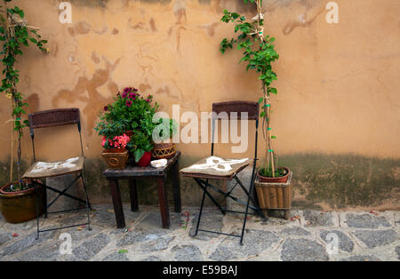 Gasse in Dalt Vila mit Tisch und Stühlen Stockfoto