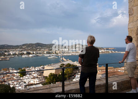 Mit Blick auf Hafen von Dalt Vila in Ibiza Stadt, Ibiza Stockfoto